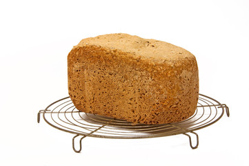 Selbstgebackenes Brot auf Metallrost