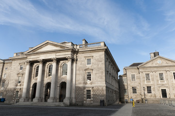 Fototapeta na wymiar Trinity College w Dublinie stolicy Irlandii