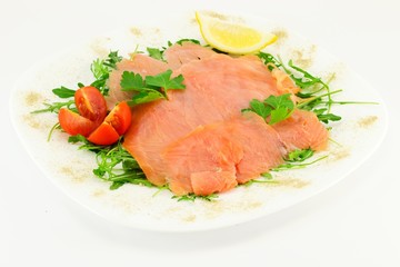 Salmone con condimento su piatto