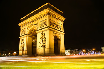 Fototapeta na wymiar Łuk triumfalny na Place de l'Etoile