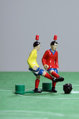 Fussballspiel mit Tipp-Kick-Figuren im Duell