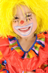 Kleines Mädchen im Clown-Kostüm