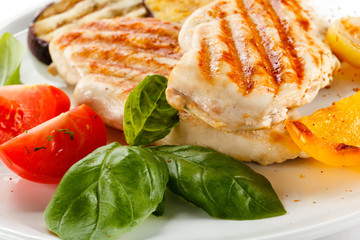 Grilled turkey fillet and vegetables