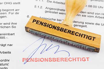Holzstempel auf Dokument: Pensionberechtigt