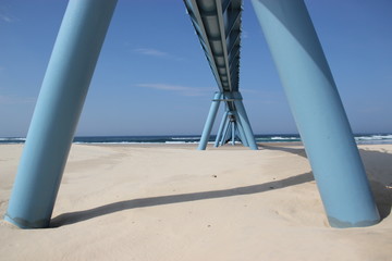 pylônes bleus sur la plage.