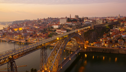 Fototapeta na wymiar Stare Miasto w Porto, w Portugalii na zachodzie słońca