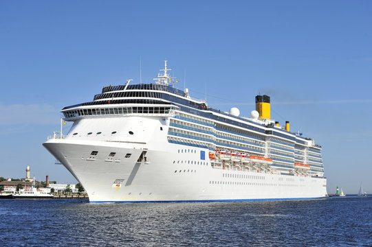 Kreuzfahrtschiff in Warnem&uuml;nde