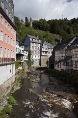 Das Rote Haus und Fachwerkhäuser in Monschau an der Rur, Nordrhein-Westfalen