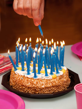 accendere le candeline della torta di compleanno