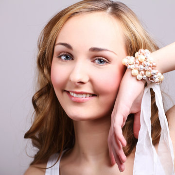 junge fr&ouml;hliche frau mit perlen armband
