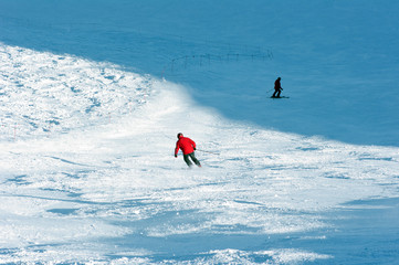 Narciarze zjeżdżają ze stoku narciarskiego - obrazy, fototapety, plakaty