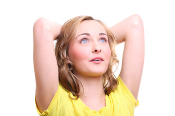 Fototapeta premium junge frau schaut zur sonne mit gelben t-shirt freisteller