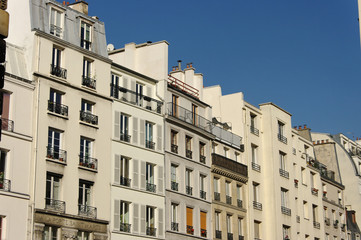 Fototapeta premium Rue de Paris, Pierre blanche et ciel bleu