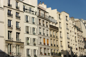 Rue de Paris. Immeubles blancs et ciel bleu.