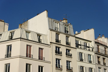 Immeubles anciens, ciel bleu.