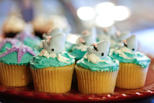 Cupcakes with shark and sea with waves.