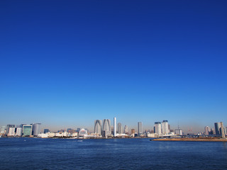 都市と海と青空の風景