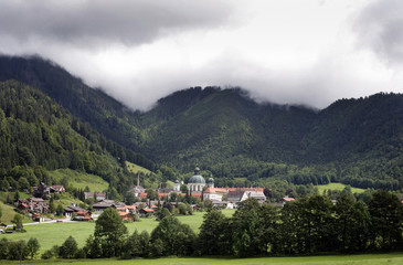 Fototapeta premium Blick auf das Kloster Ettal in Oberbayern