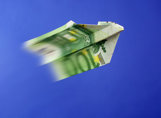Ein 100 Euro Schein als Papierflugzeug gefaltet