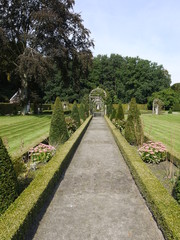 Fototapeta na wymiar A path in perspective in a romantic garden