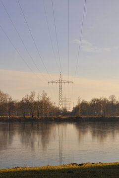 Stromleitung in winterlicher Landschaft