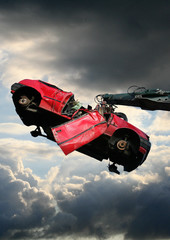 Altes Autos auf dem Schrottplatz