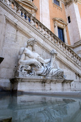 Fototapeta na wymiar Statue d'homme venant d'une fontaine à Rome