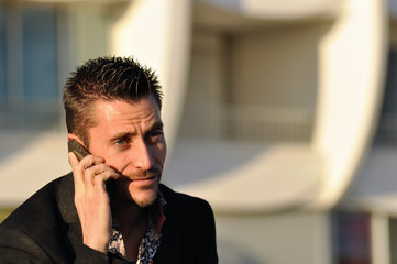 Homme et son téléphone portable