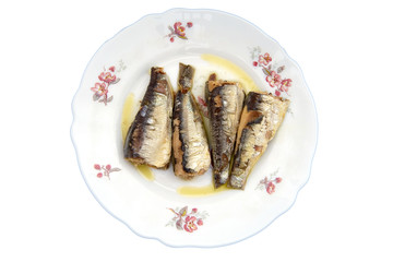 sardines sur assiette sur fond blanc