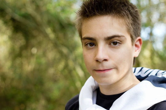 jeune homme dans la nature