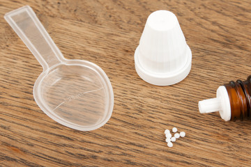 Homöopathische Kügelchen mit Löffel
