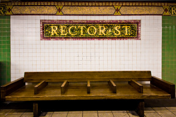 Obraz na płótnie Canvas Retro NYC Subway Rector Street, Bench Station