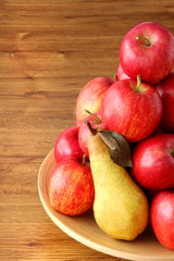 Fototapeta na wymiar Ładne czerwone jabłka i gruszki na miskę