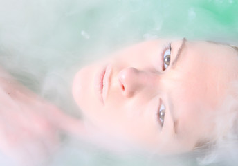 hübsches model im algenbad mit nebel und grünem wasser