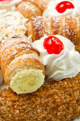 torta con bignè e panna montata