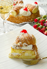 fetta di torta con cannoncino e panna