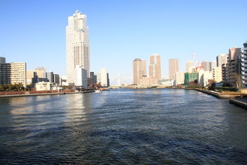Fototapeta na wymiar Sumida Rzeka przepływa przez Tokio