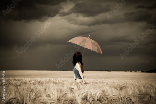 Девушка на ветру с зонтом загрузить