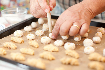 verschiedne Plätzchen auf Backblech