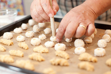 verschiedne Plätzchen auf Backblech