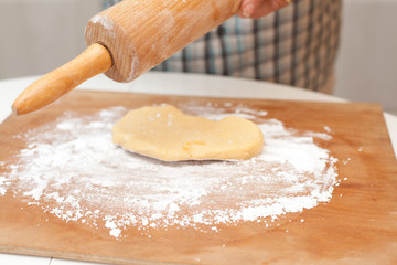 Plätzchenteig ausrollen und austechen