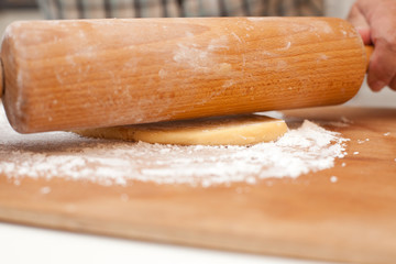 Plätzchenteig ausrollen und austechen