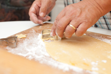 Plätzchenteig ausrollen und ausstechen