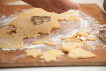 Plätzchenteig ausrollen und ausstechen