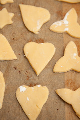 Plätzchenteig ausrollen und ausstechen