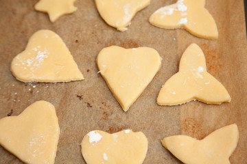 Plätzchenteig ausrollen und ausstechen