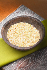 Chicchi di grano su ciotola di legno