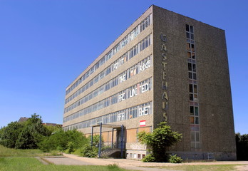 Obraz premium Verfallenes Gästehaus in Eisenhüttenstadt