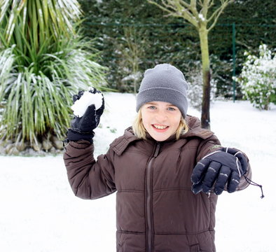enfant lan&ccedil;ant une boule de neige