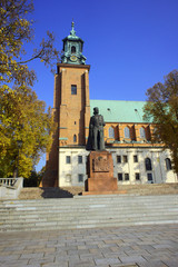 Pomnik króla przed Archikatedrą w Gnieźnie
